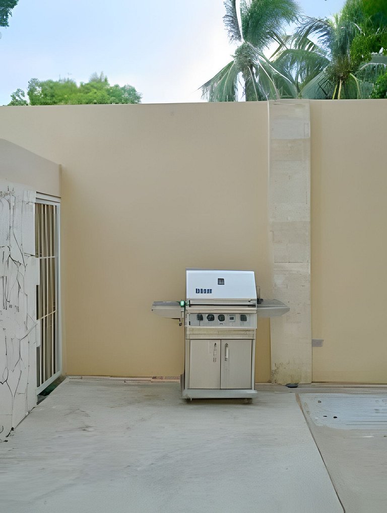 2BR Apt|Center Beachtown just steps from the beach