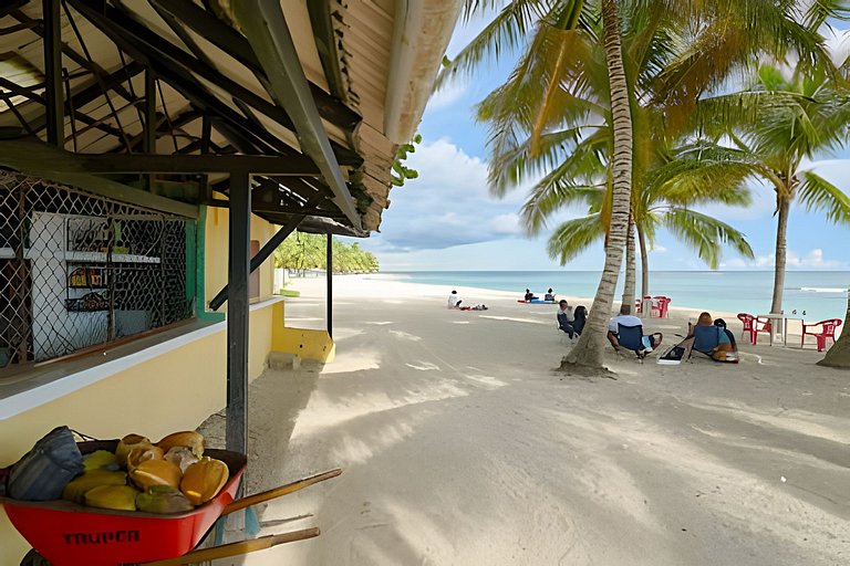 2BR Apt|Center Beachtown just steps from the beach