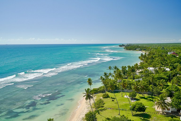 Caribbean Sunrise View, Beachfront Apartment.