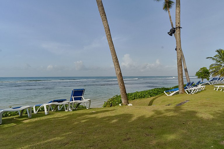 Caribbean Sunrise View, Beachfront Apartment.