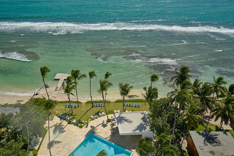 Caribbean Sunrise View, Beachfront Apartment.