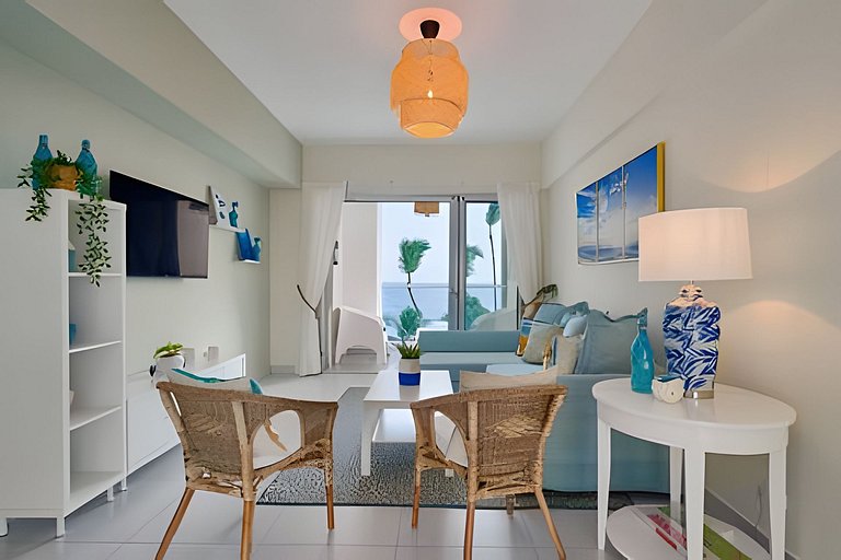 Caribbean Beachfront Apartment. W/ Scenic view