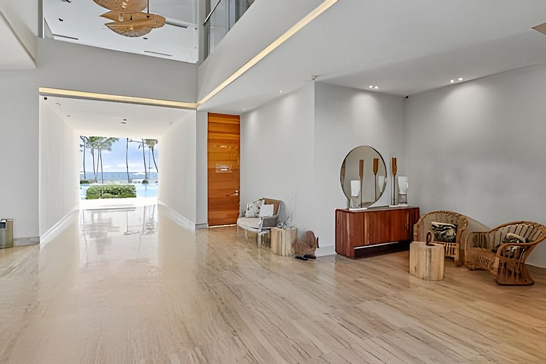 Caribbean Ocean View, Beachfront Apartment