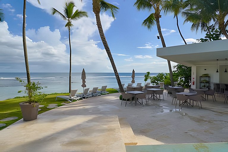 Caribbean Ocean View, Beachfront Apartment