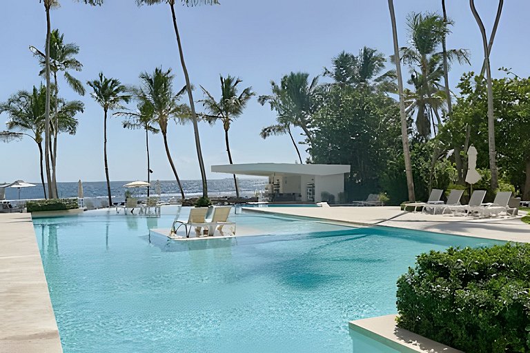 Caribbean Ocean View, Beachfront Apartment