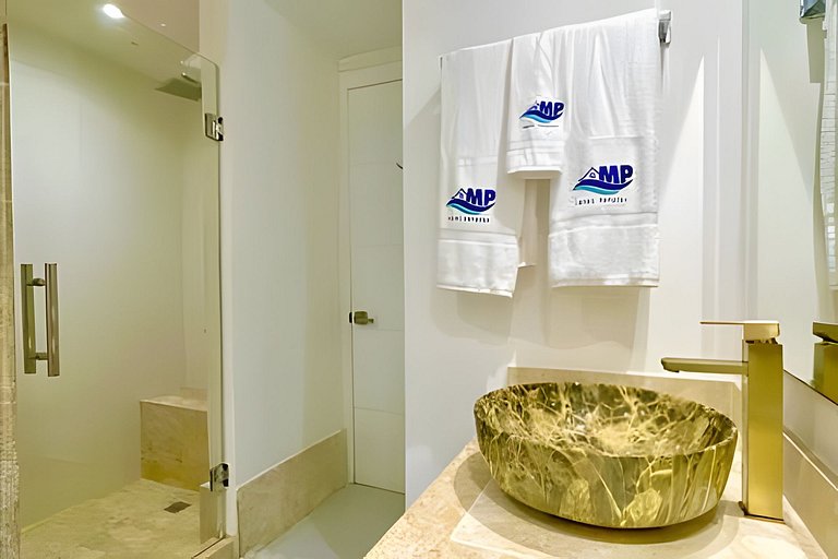 Caribbean Ocean View, Beachfront Apartment