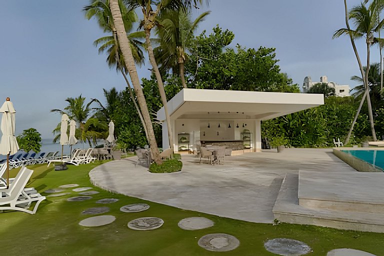 Caribbean Ocean View, Beachfront Apartment