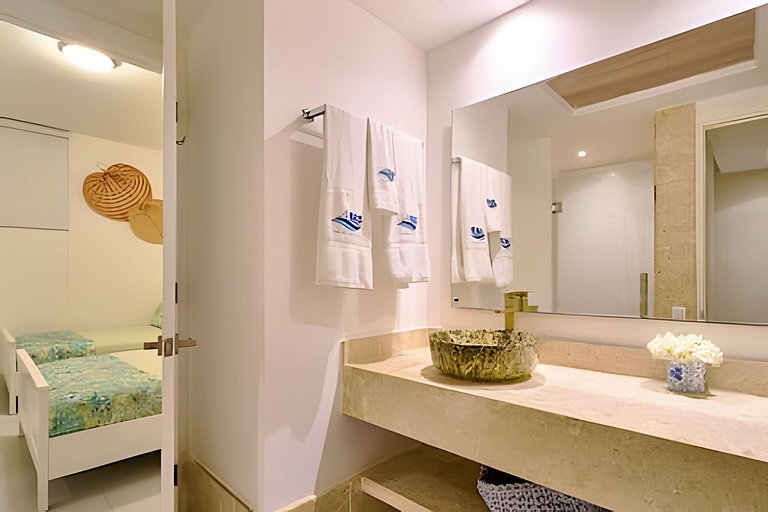 Caribbean Ocean View, Beachfront Apartment