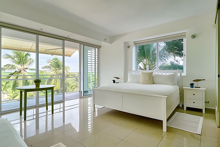 Caribbean Heavenly Oasis, Beachfront Apartment.