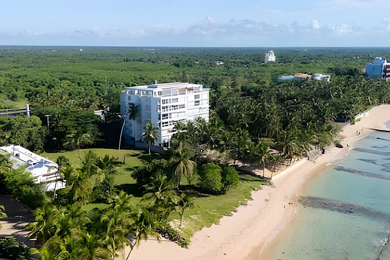 Caribbean Heavenly Oasis, Beachfront Apartment.