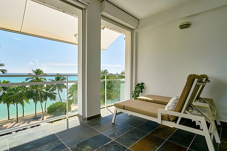 Caribbean Heavenly Oasis, Beachfront Apartment.