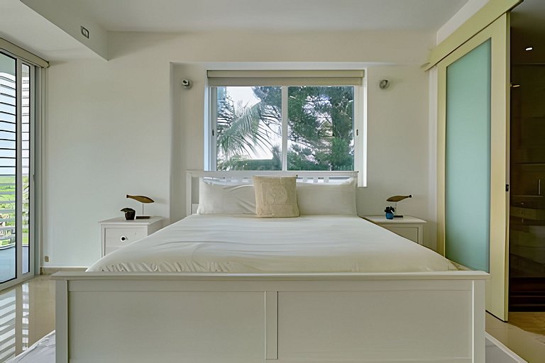 Caribbean Heavenly Oasis, Beachfront Apartment.