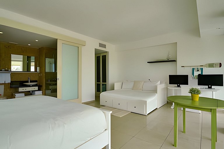Caribbean Heavenly Oasis, Beachfront Apartment.