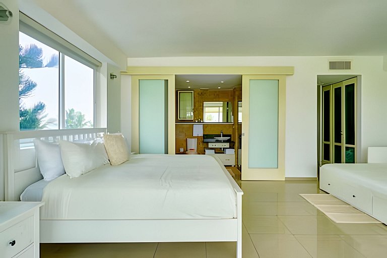 Caribbean Heavenly Oasis, Beachfront Apartment.