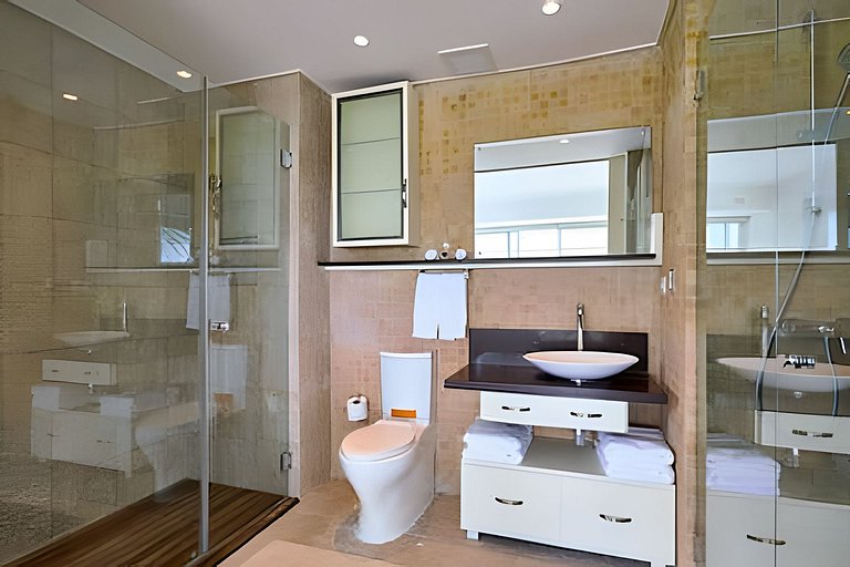Caribbean Heavenly Oasis, Beachfront Apartment.