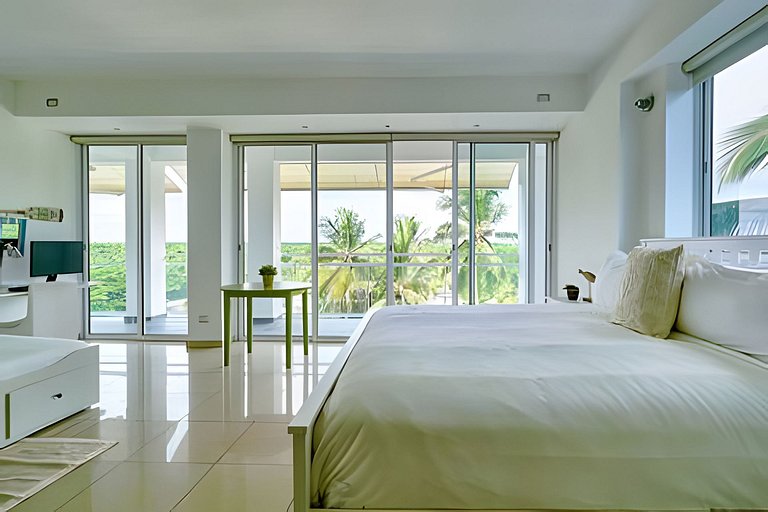 Caribbean Heavenly Oasis, Beachfront Apartment.