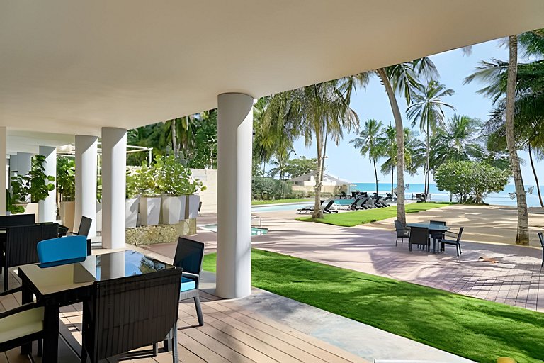 Caribbean Heavenly Oasis, Beachfront Apartment.