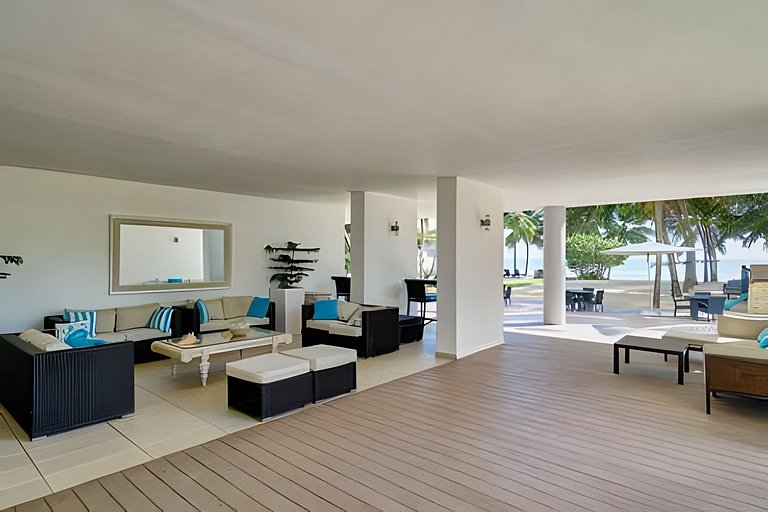 Caribbean Heavenly Oasis, Beachfront Apartment.